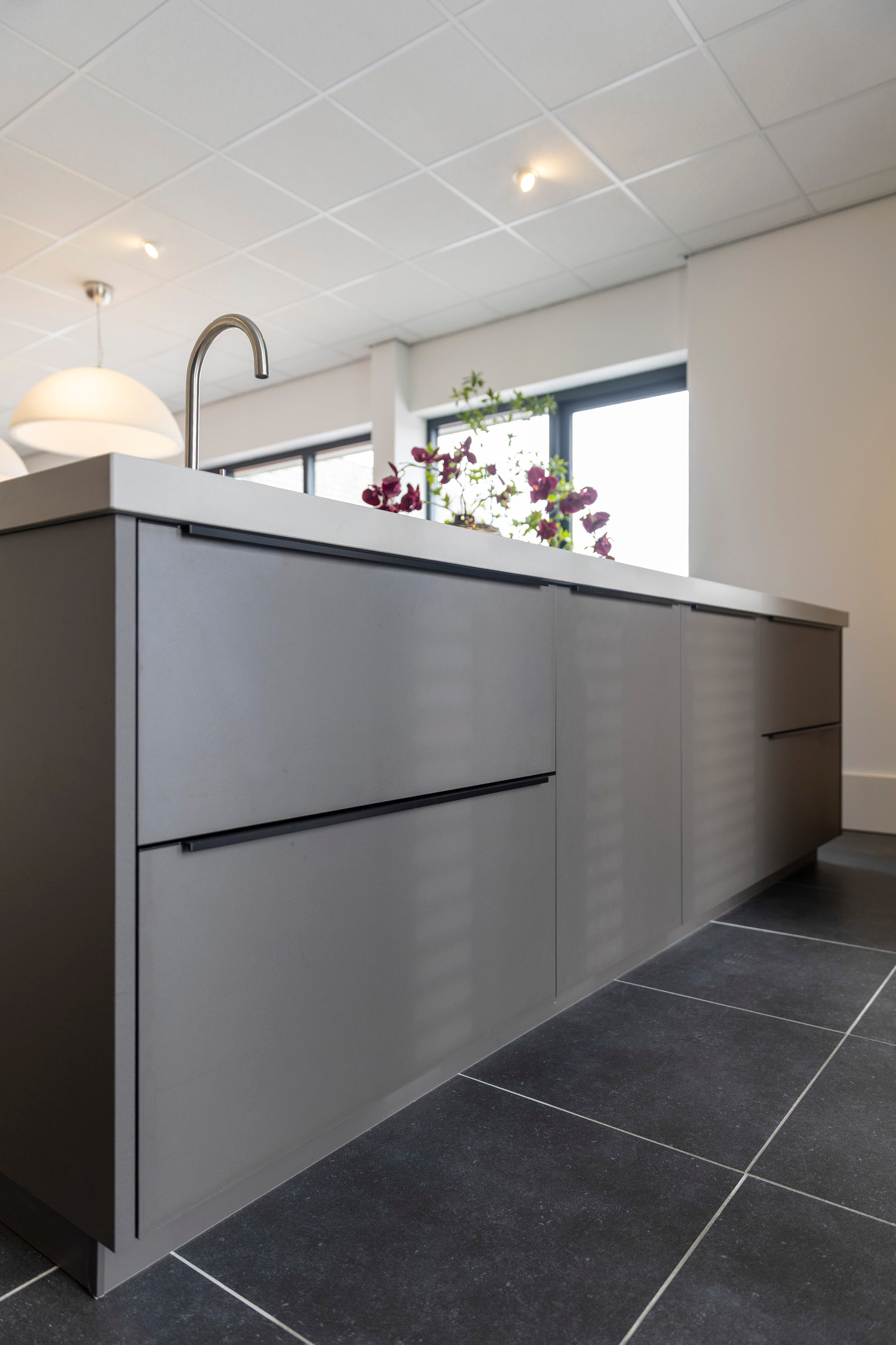 Coffee-kleur fronten met composiet werkblad en Miele-apparatuur