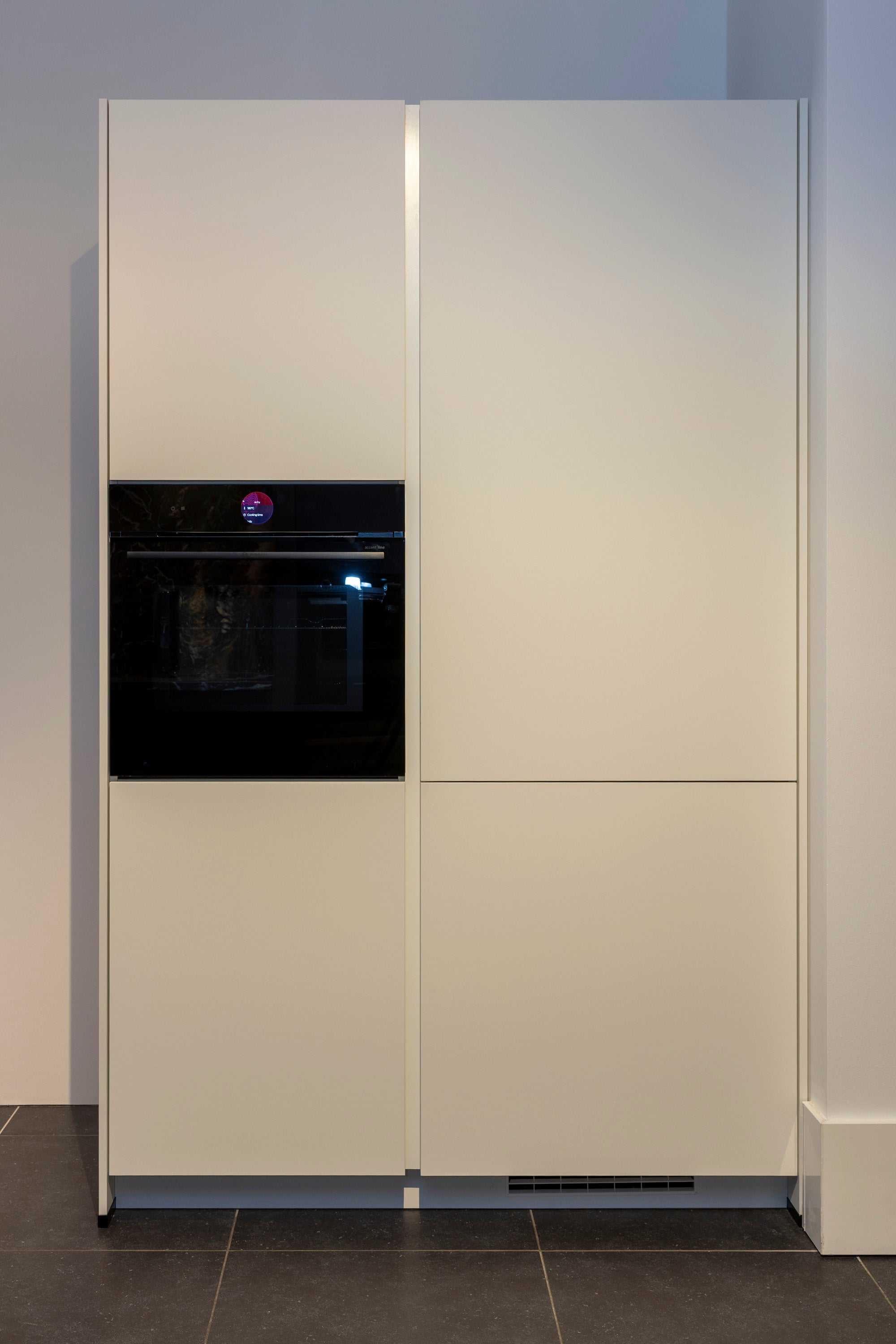 Wit gelakte wandkeuken met composiet werkblad en zwarte accenten