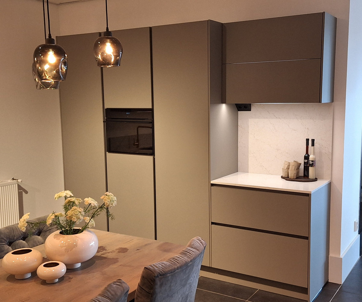 Koraalroze keuken met taupe hoge kastenwand inclusief koffiecorner