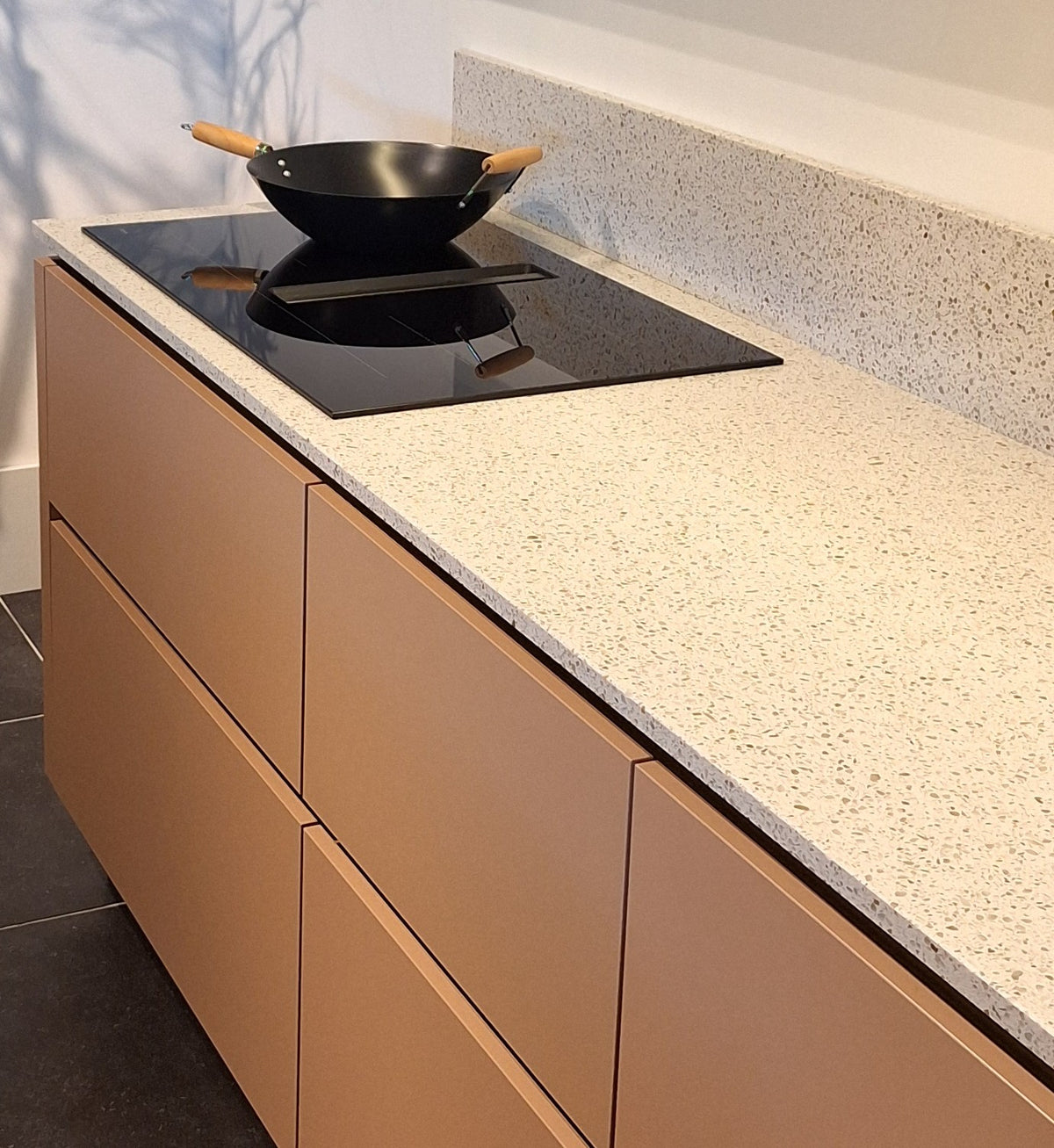 Koraalroze keuken met taupe hoge kastenwand inclusief koffiecorner
