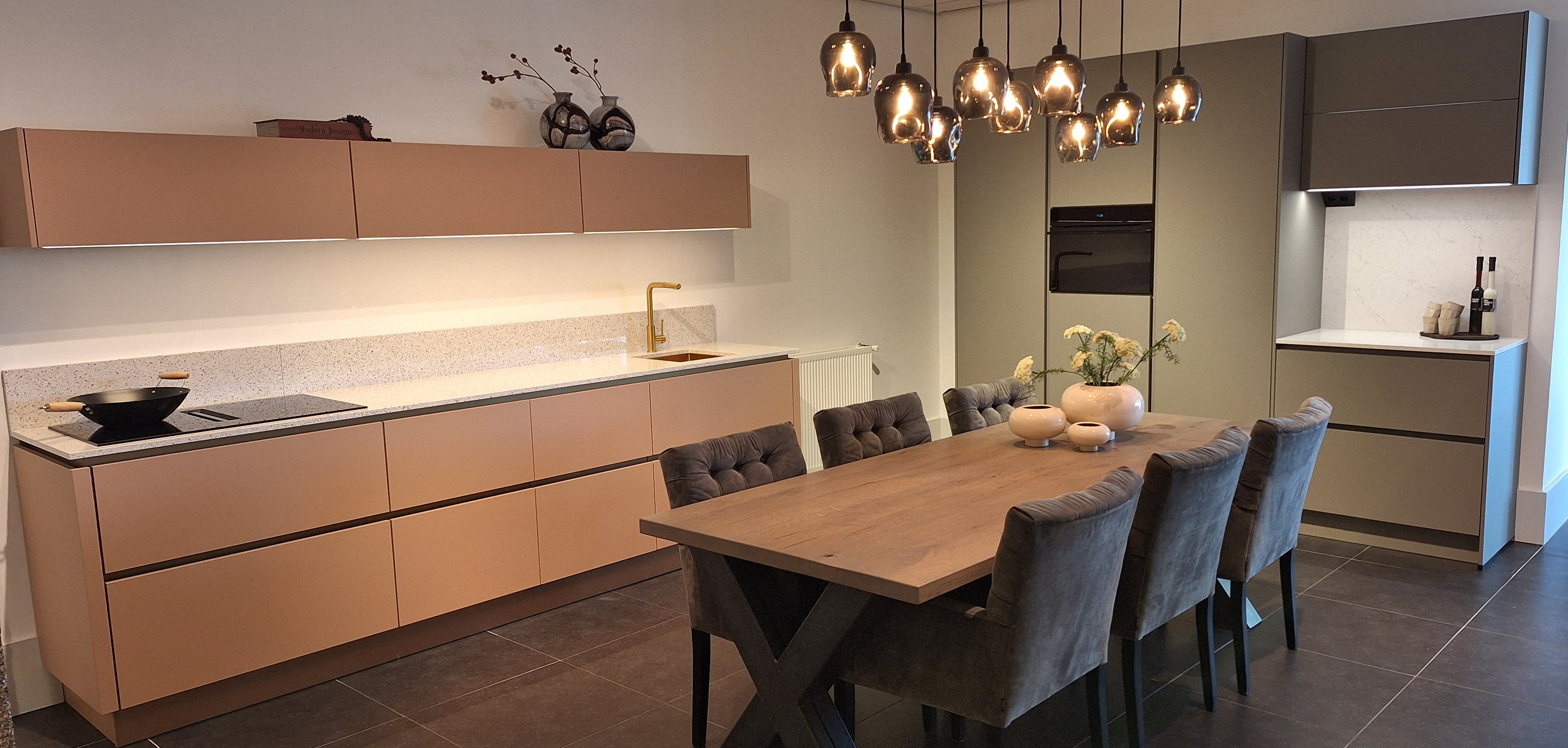 Koraalroze keuken met taupe hoge kastenwand inclusief koffiecorner