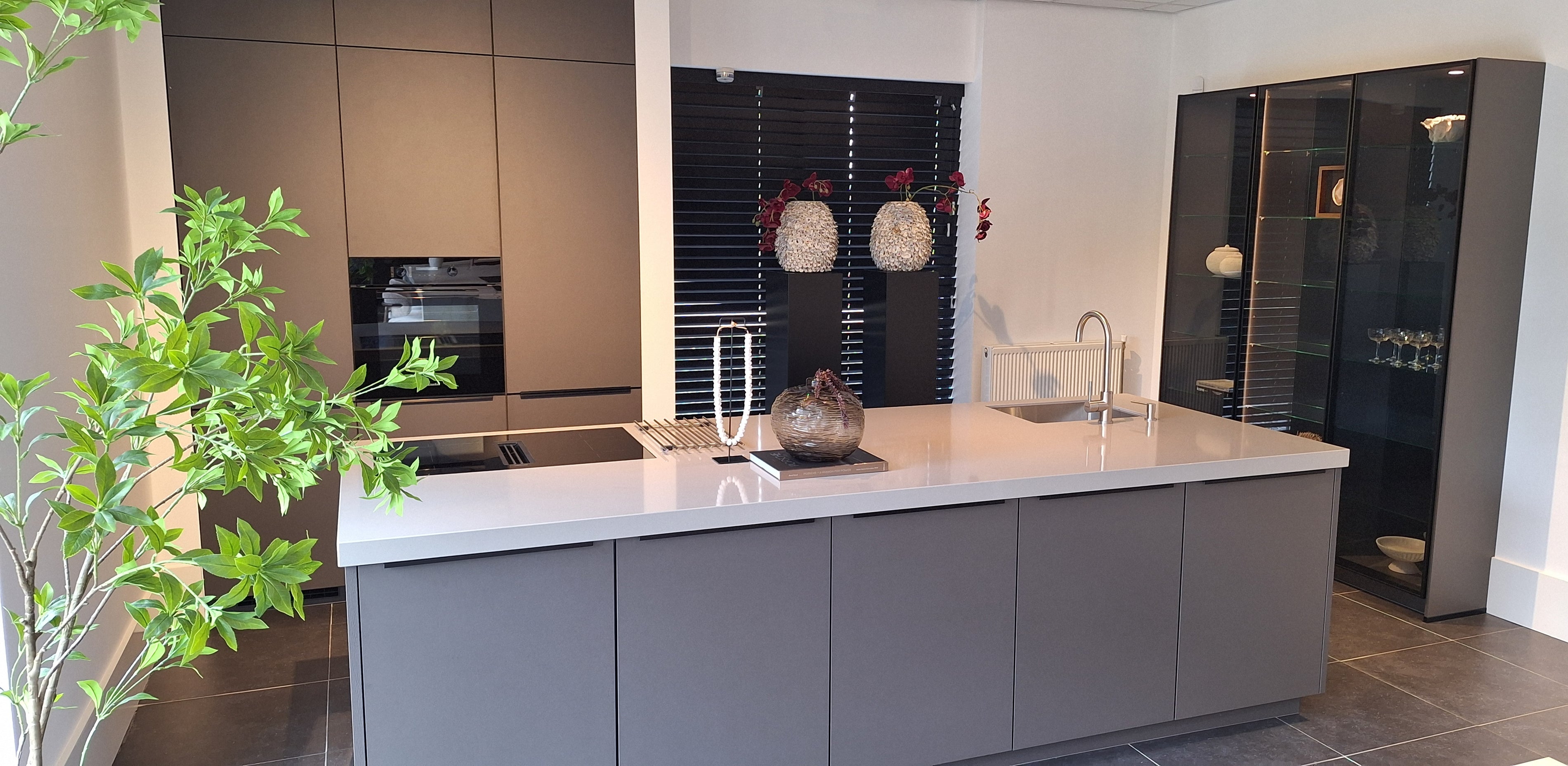 Coffee-kleur fronten met composiet werkblad en Miele-apparatuur