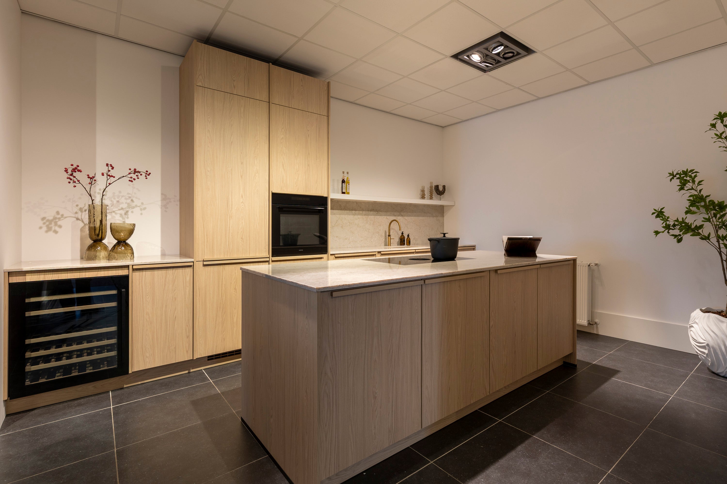 Eikenlook keuken met kookeiland en Taj Mahal composiet werkblad