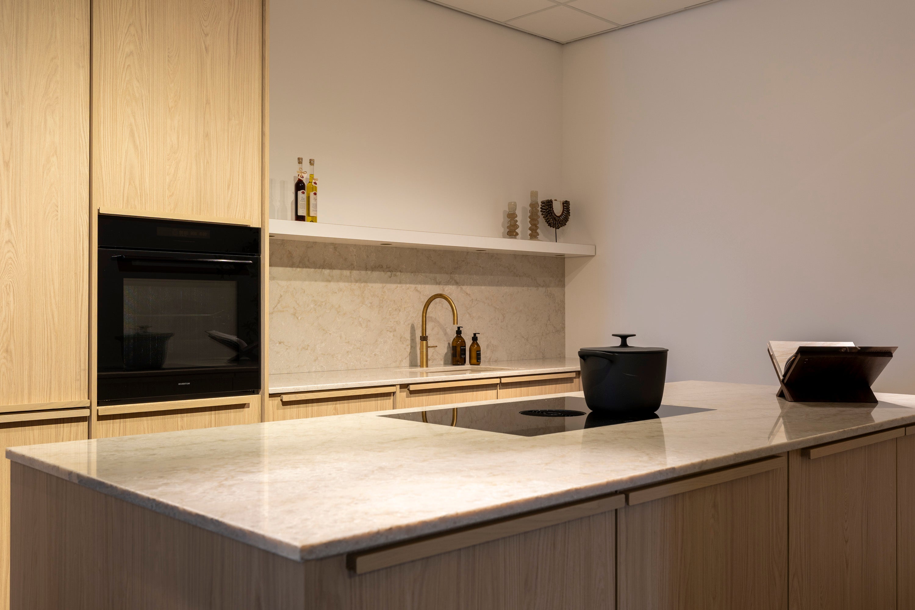 Eikenlook keuken met kookeiland en Taj Mahal composiet werkblad