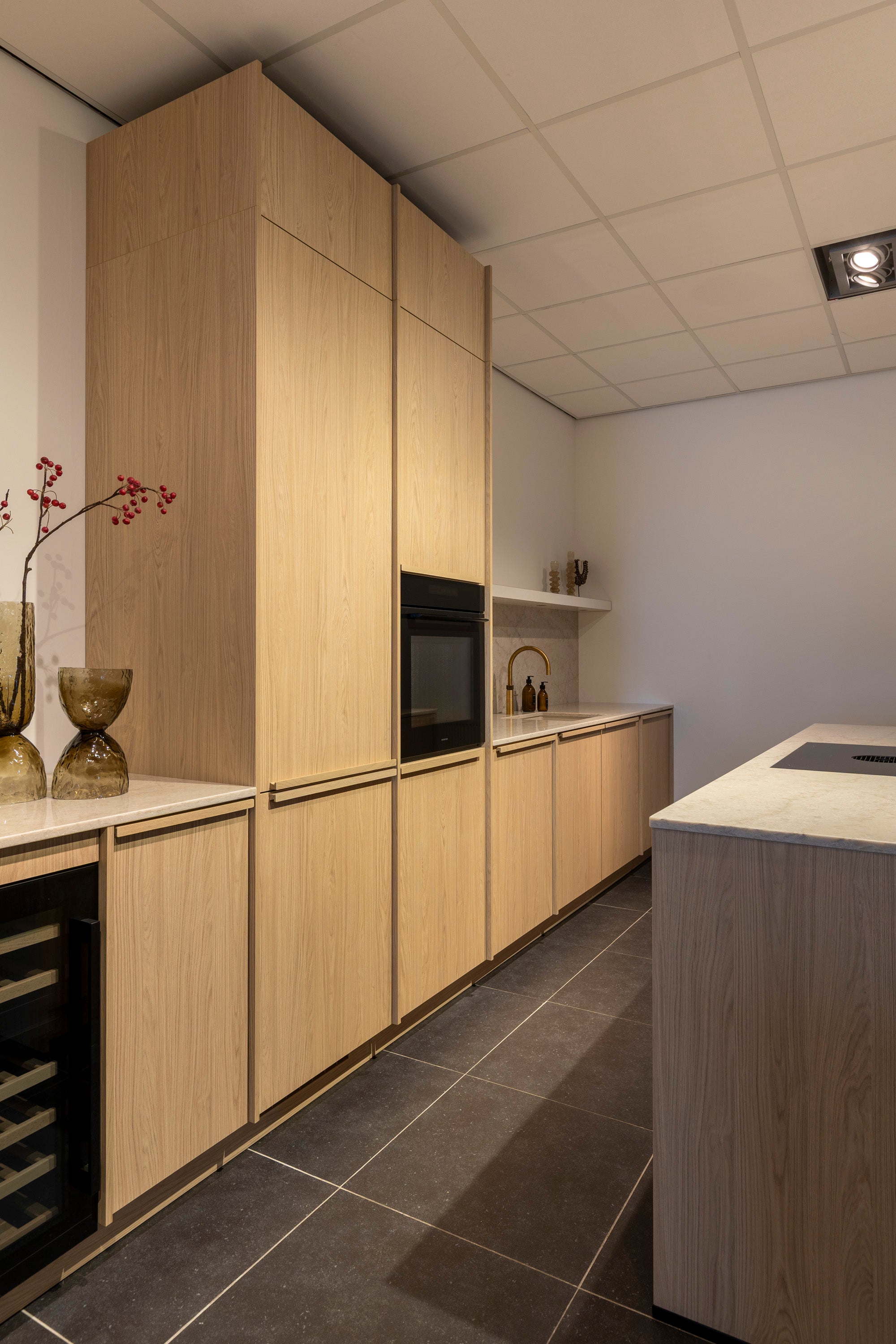 Eikenlook keuken met kookeiland en Taj Mahal composiet werkblad