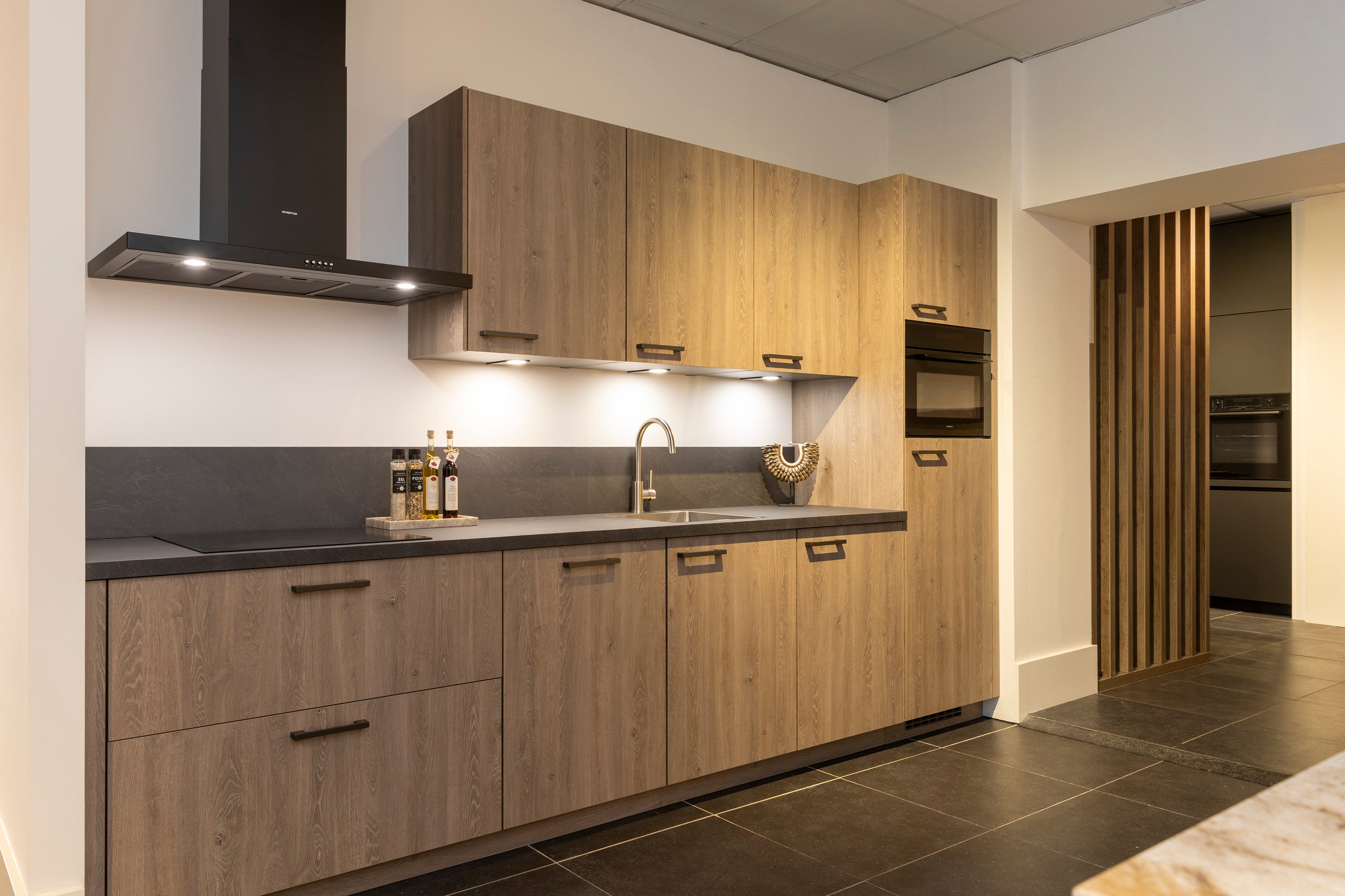 Eikenlook wandkeuken met kunststof werkblad