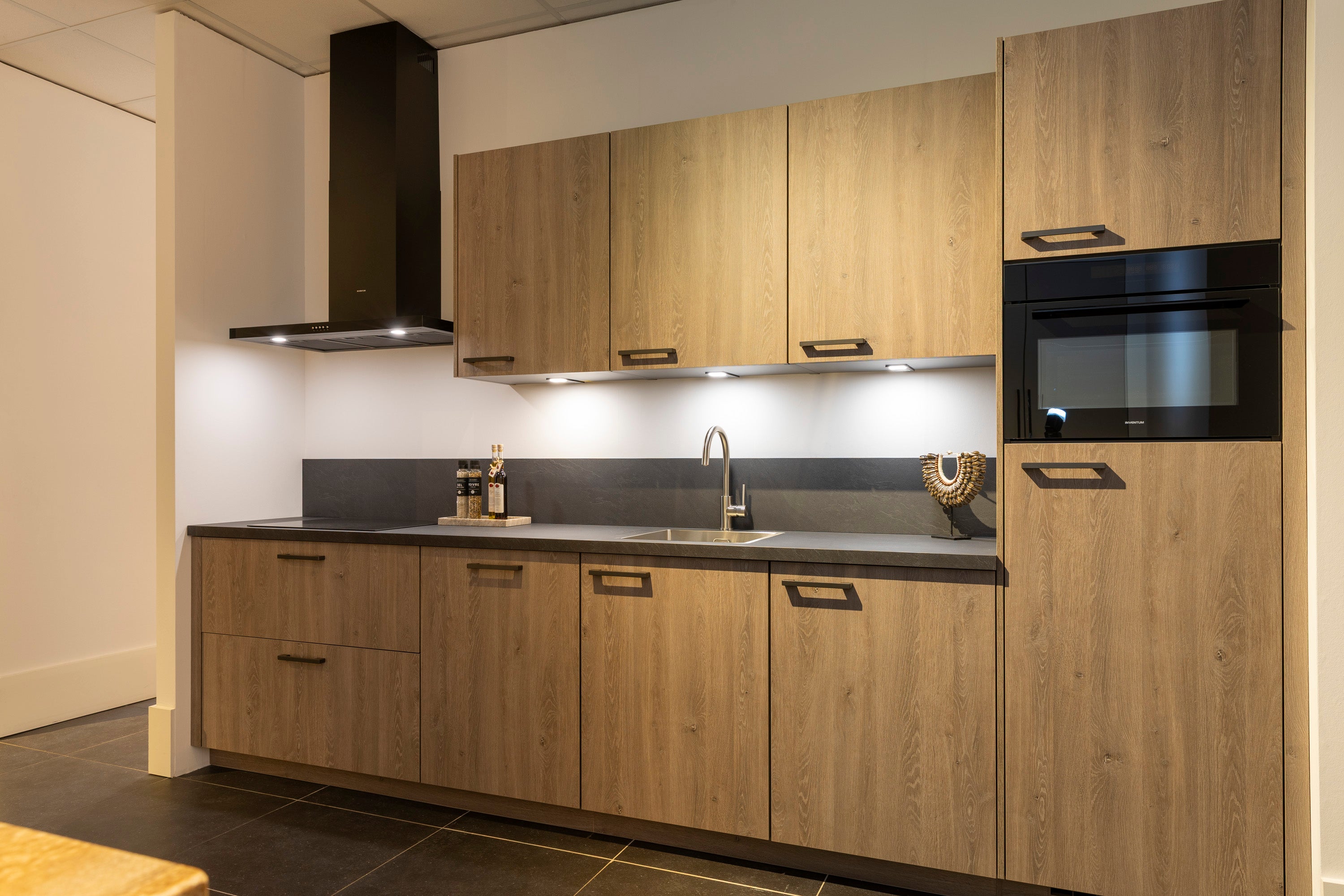 Eikenlook wandkeuken met kunststof werkblad