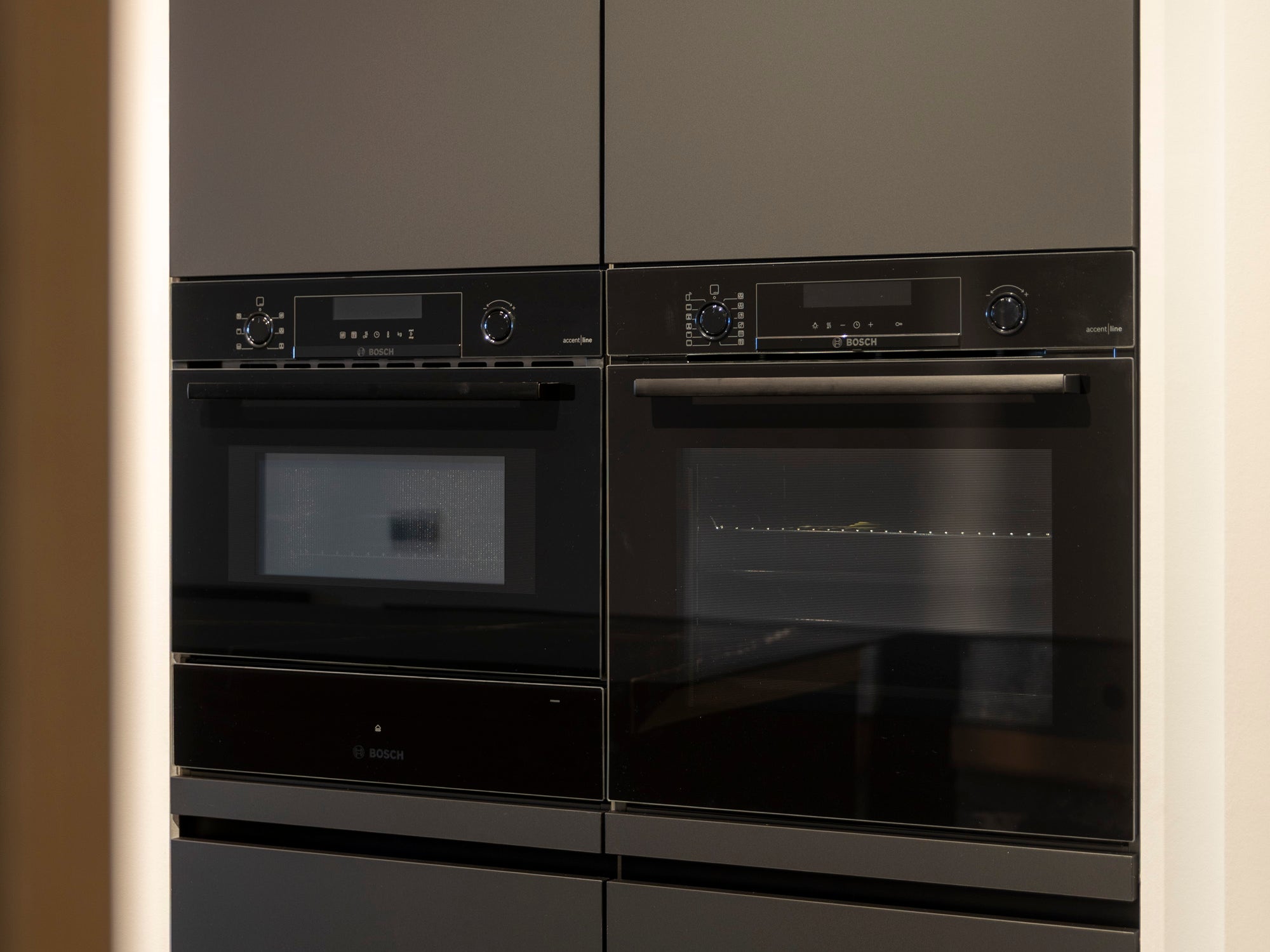 Zwarte keuken met marmerlook blad en moderne uitstraling
