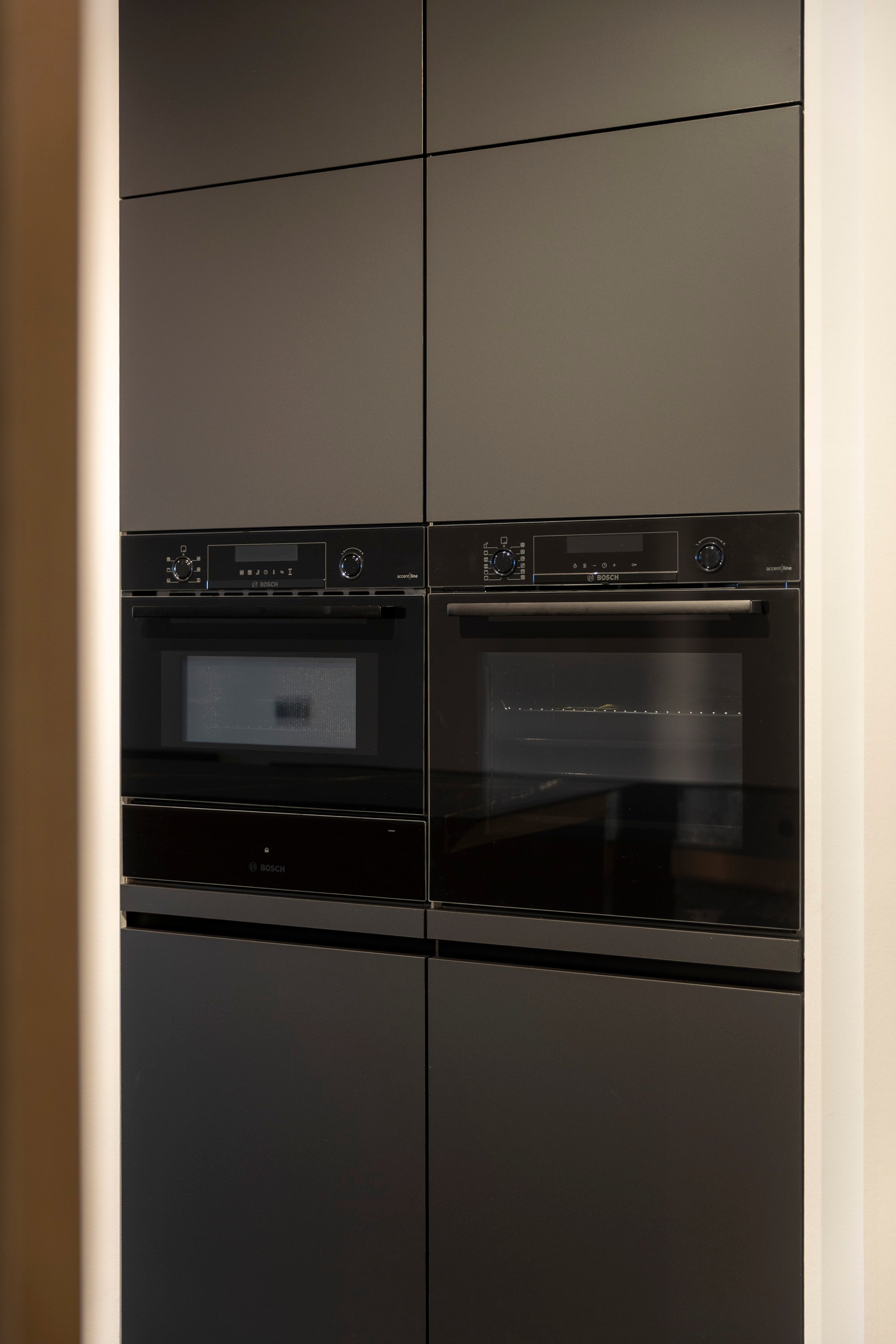 Zwarte keuken met marmerlook blad en moderne uitstraling