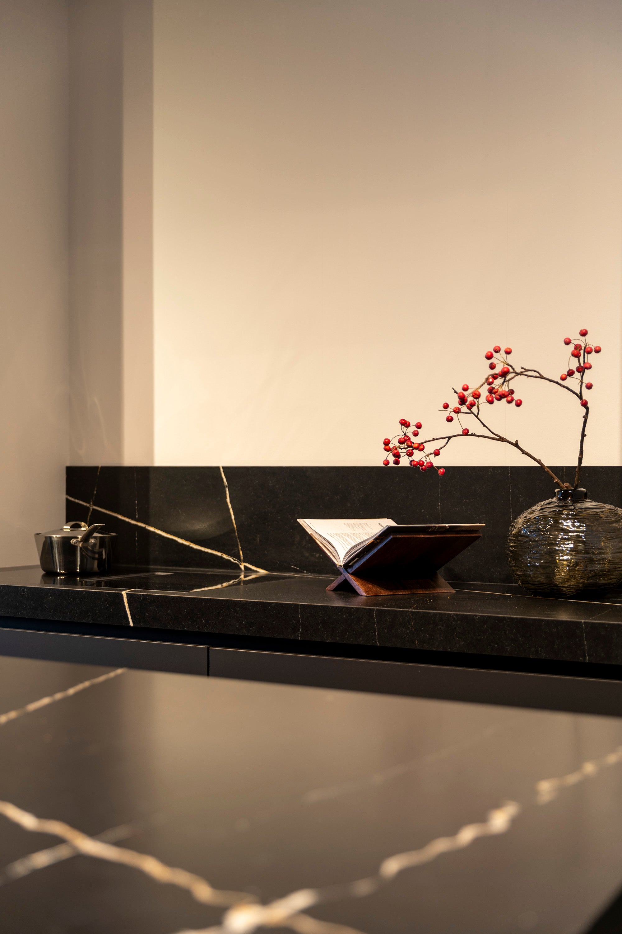 Zwarte keuken met marmerlook blad en moderne uitstraling