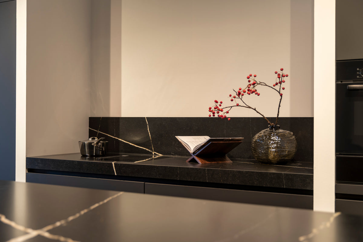 Zwarte keuken met marmerlook blad en moderne uitstraling