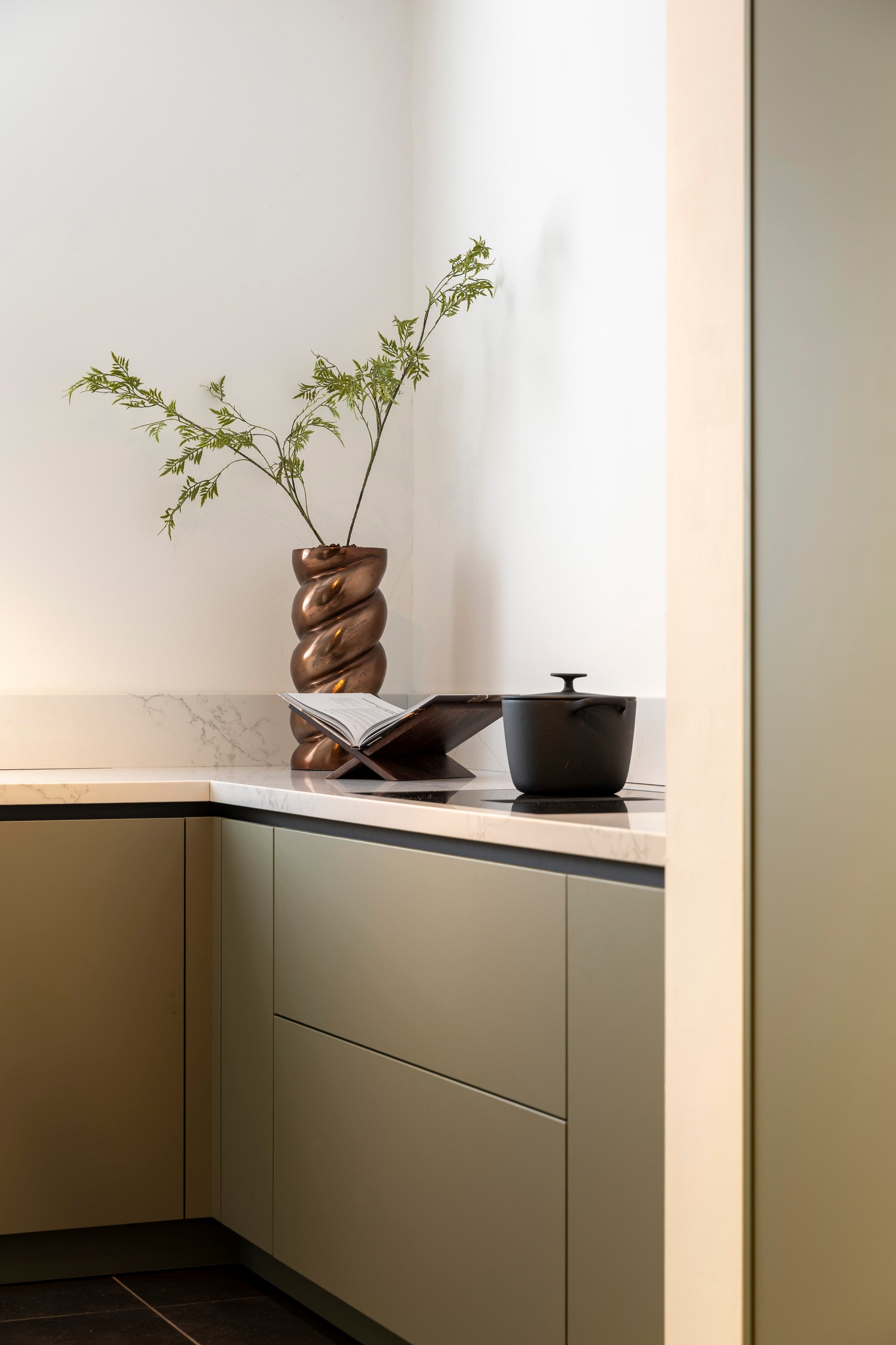 Olijfkleurige lakkeuken in hoekopstelling met Oscura composiet werkblad