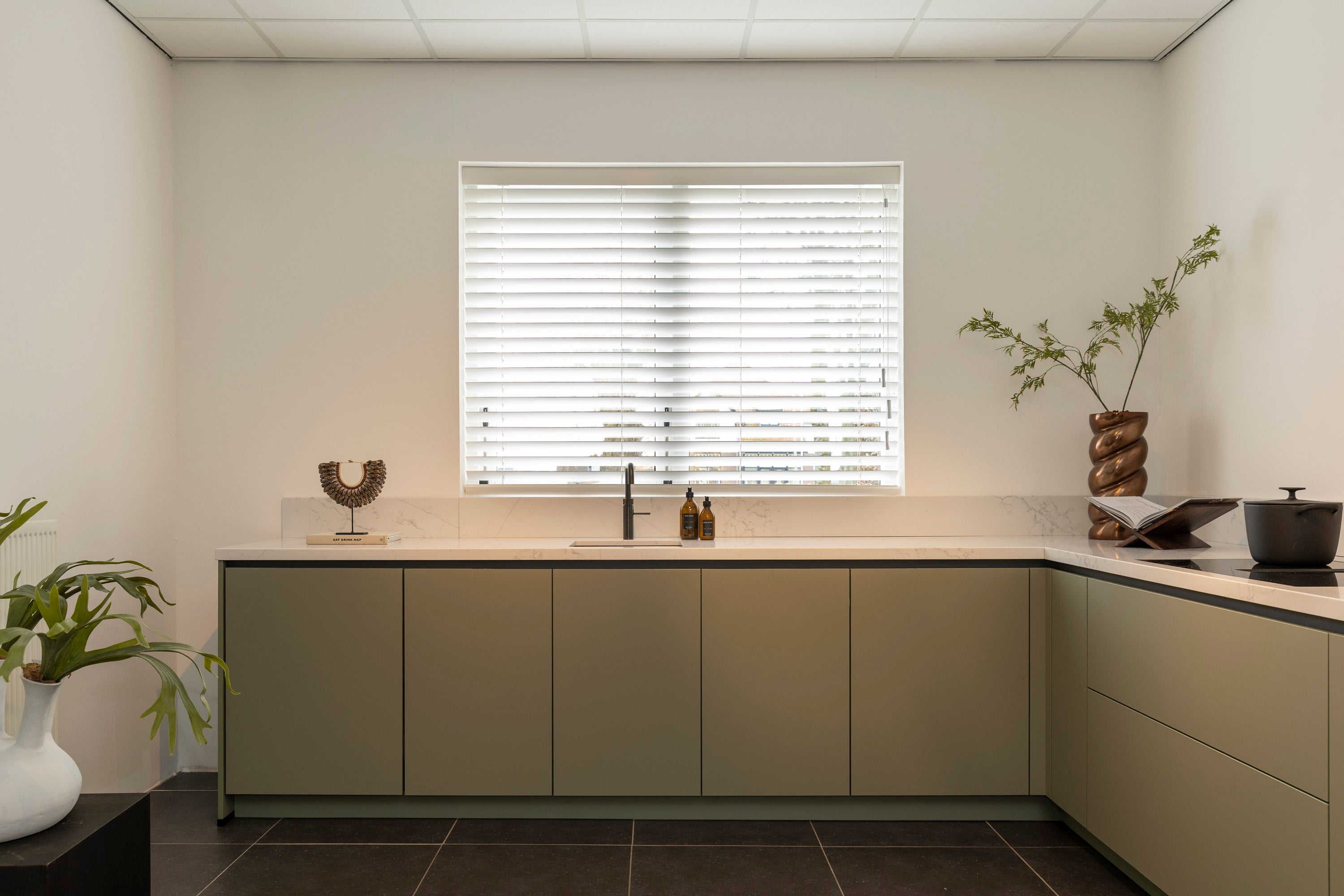 Olijfkleurige lakkeuken in hoekopstelling met Oscura composiet werkblad