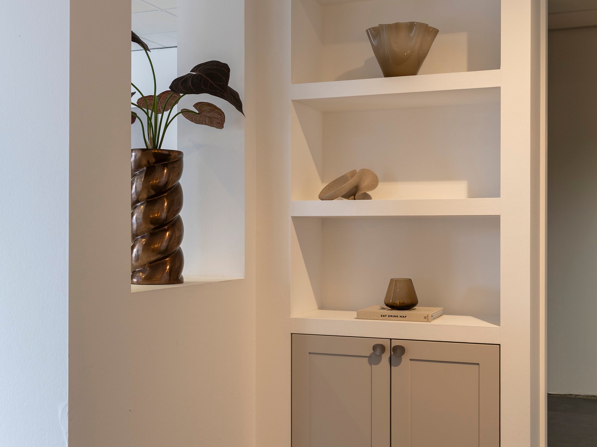 Lichte keuken met keramiek werkblad en koperen details
