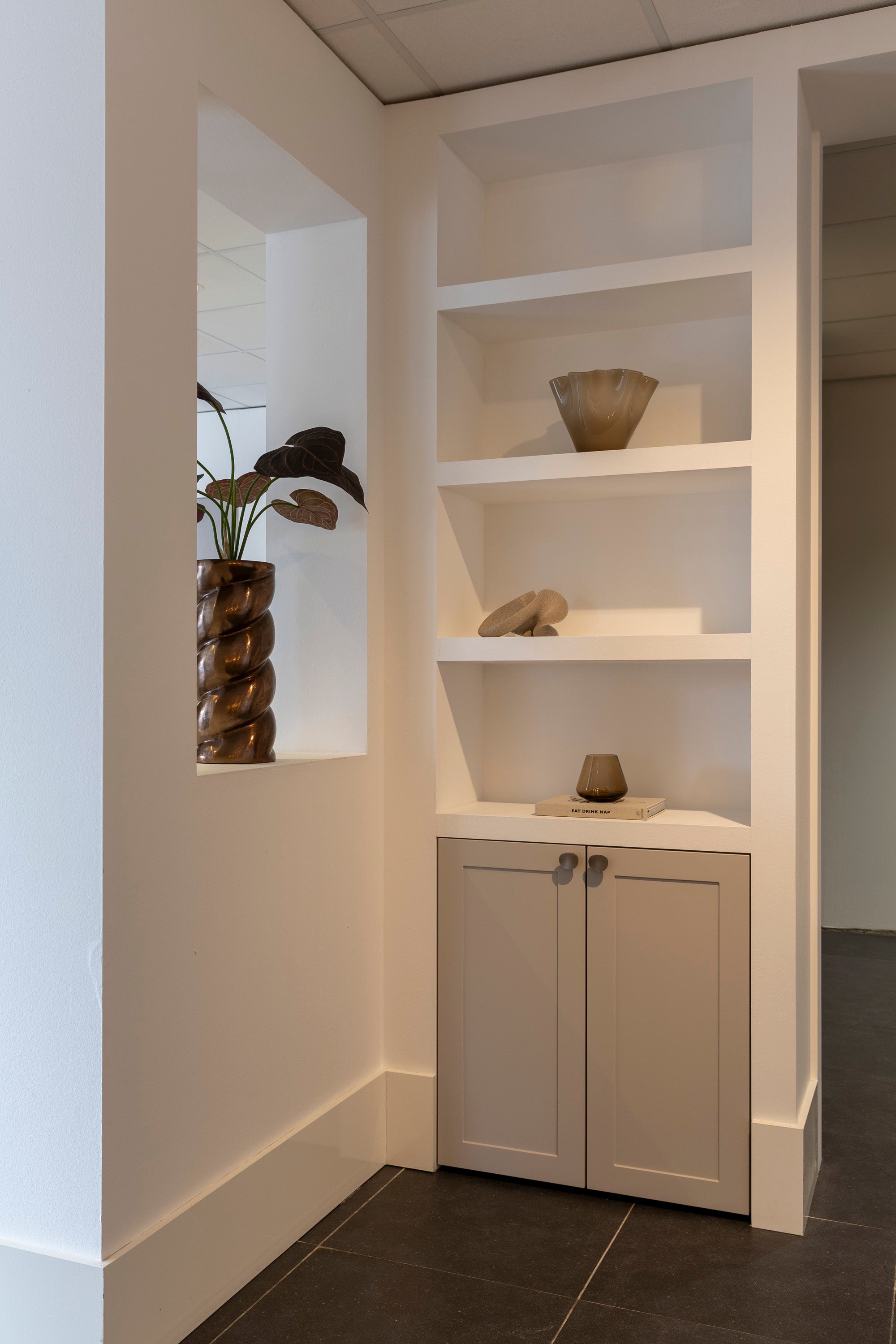 Lichte keuken met keramiek werkblad en koperen details