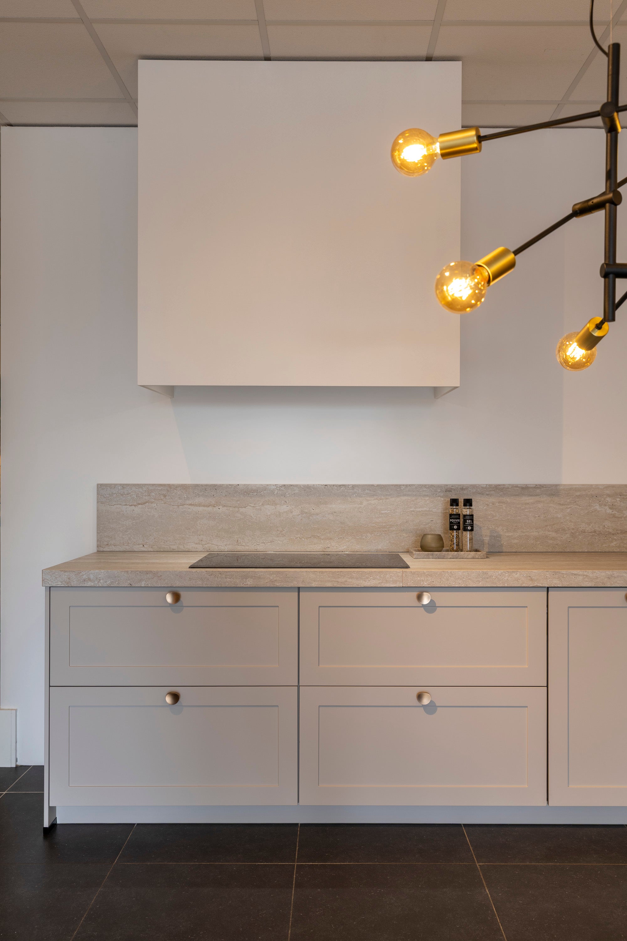 Lichte keuken met keramiek werkblad en koperen details