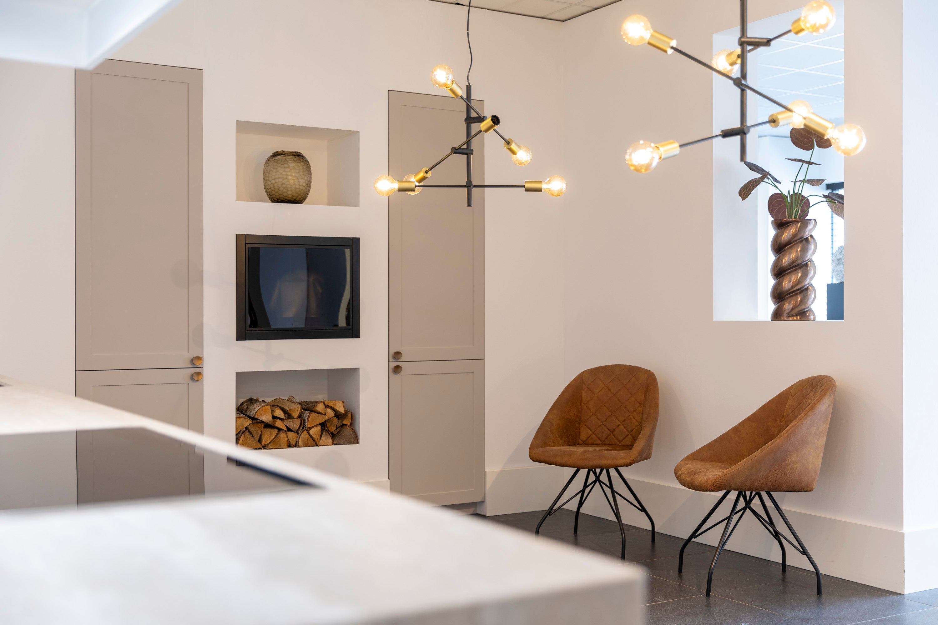 Lichte keuken met keramiek werkblad en koperen details