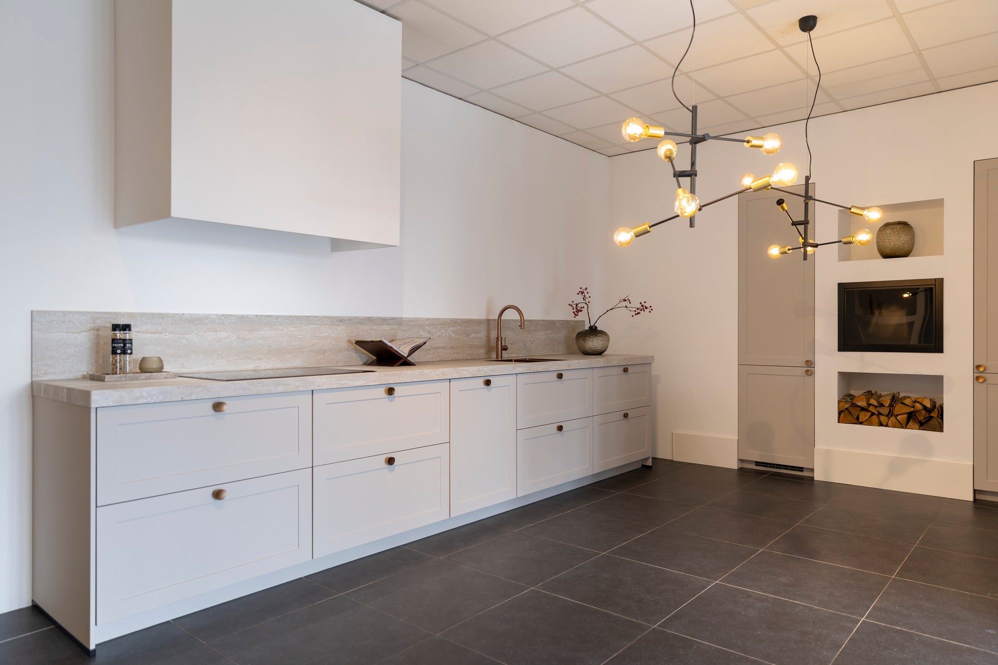 Lichte keuken met keramiek werkblad en koperen details