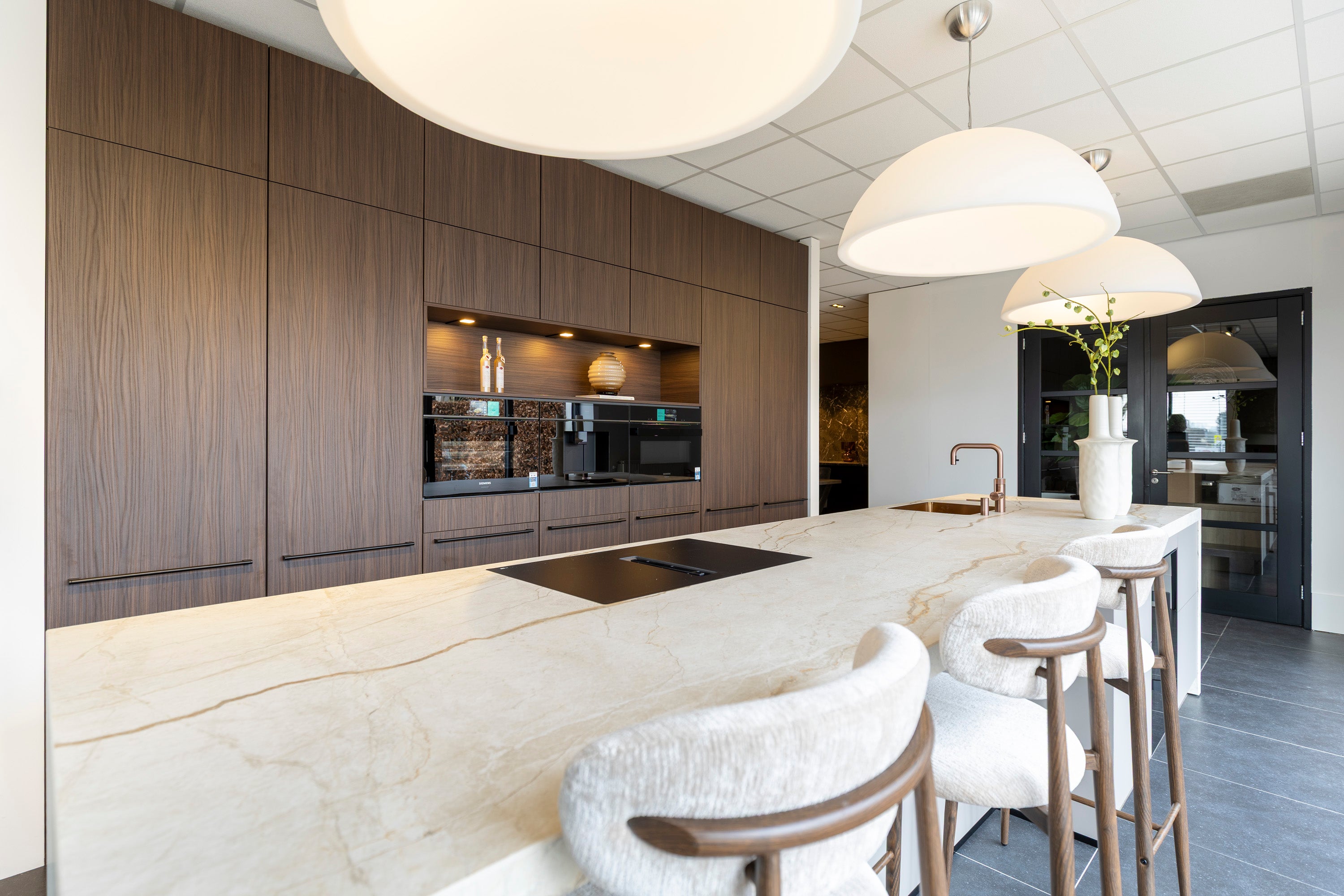 Notenlook keuken met macchiato kookeiland en keramiek Silver Root werkblad