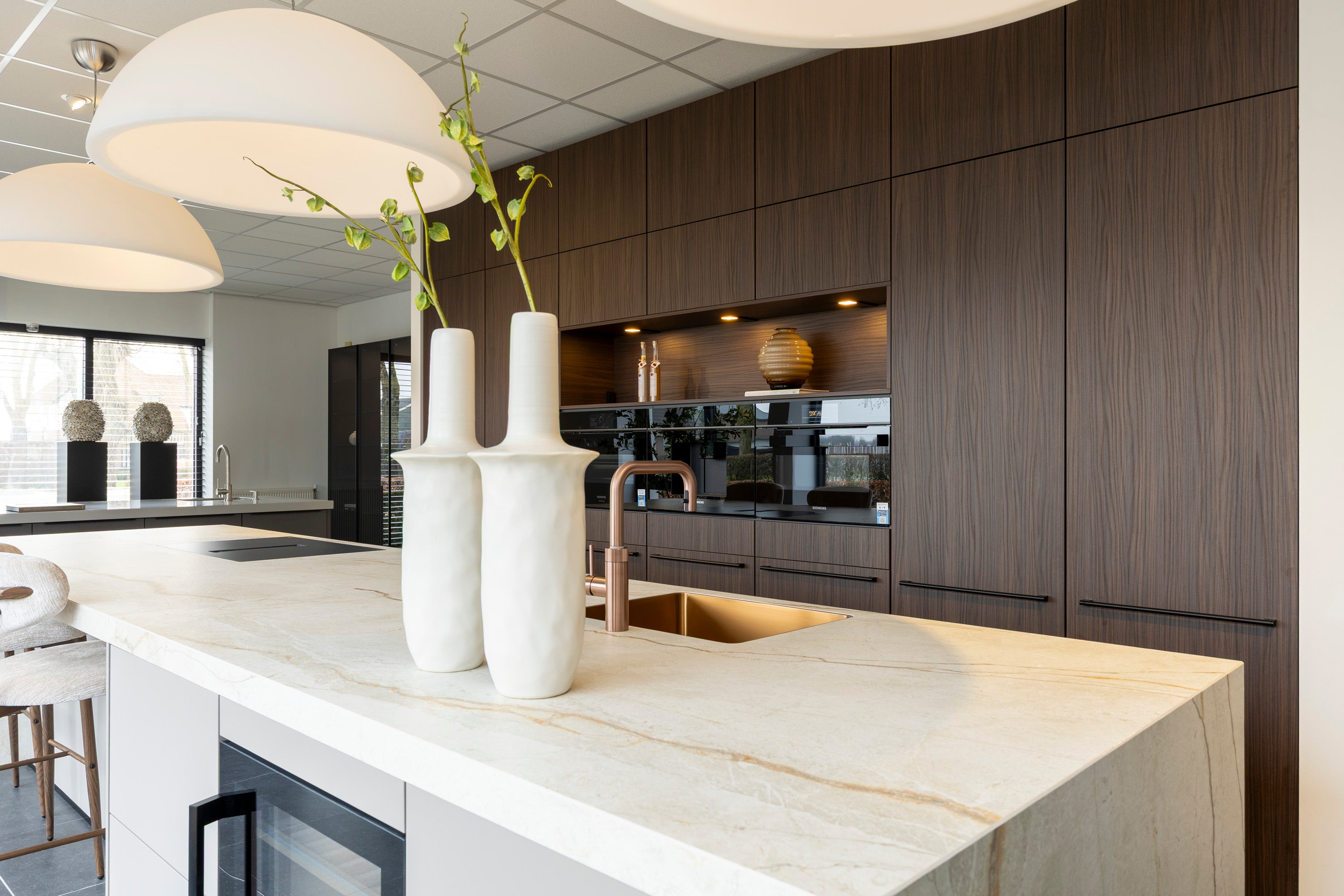 Notenlook keuken met macchiato kookeiland en keramiek Silver Root werkblad